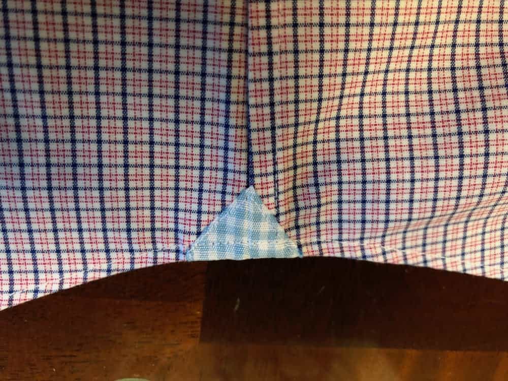 Close-up photo fo the bottom side seam for Banana Republic men's slim fit dress shirt. Close-up photo fo the bottom side seam for Banana Republic men's slim fit dress shirt.